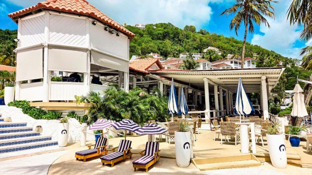 photo of outdoor seating and lounge chairs for Jammers Restaurant in St. Lucia