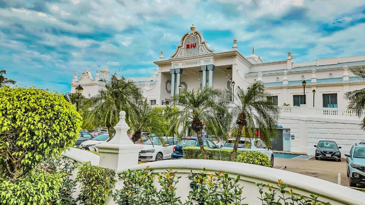 photo of the outside of Hotel Riu Palace in Playa del Carmen