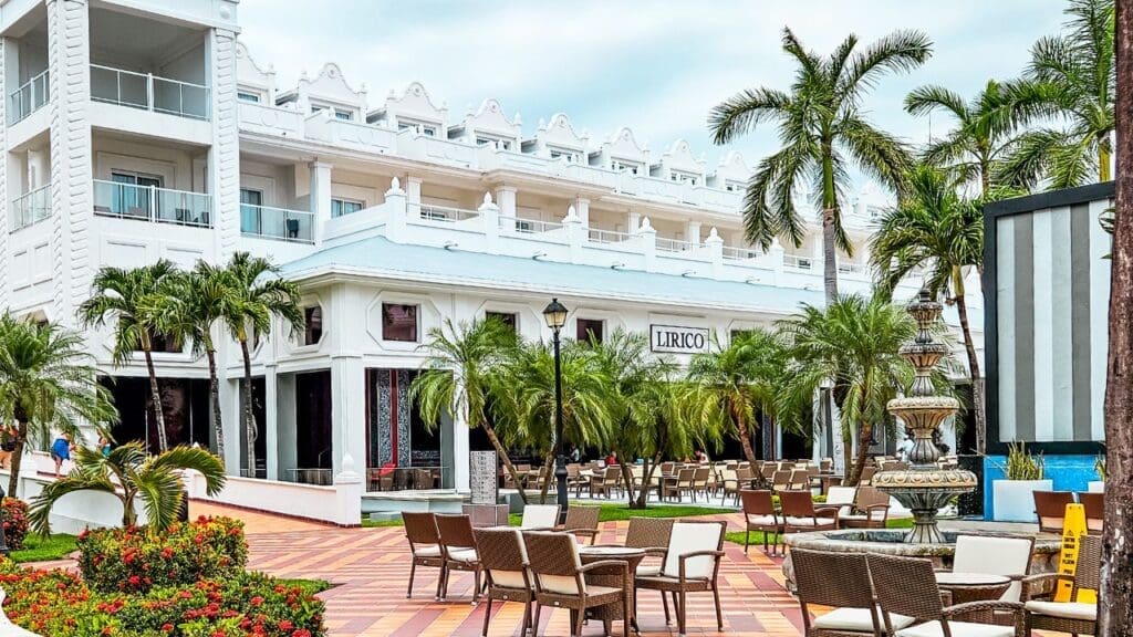 photo of the Lirico bar at Hotel Riu Palace Riviera Maya 