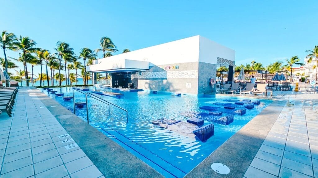 photo of the Cancun swim up bar at the Hotel Riu Palace in Playa del Carmen