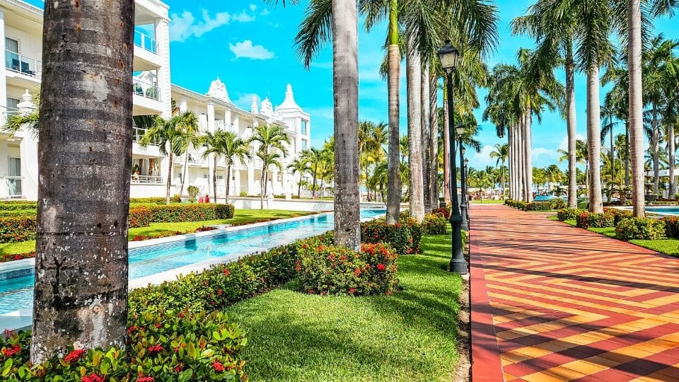 photo of gardens at Hotel Riu Palace in Playa del Carmen