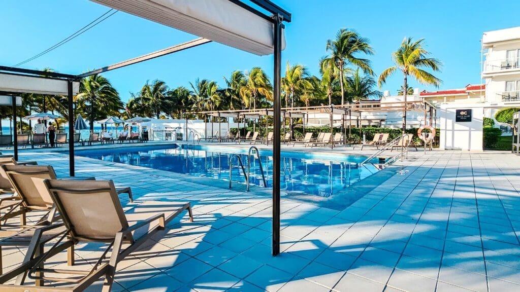photo of the Elite Club pool at Hotel Riu Palace in Playa del Carmen
