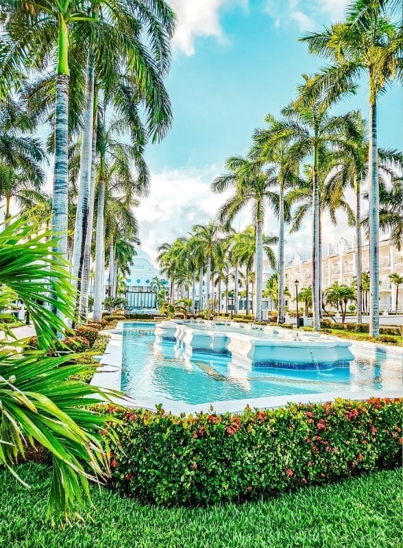 photo of fountains, palm trees, and the Riu Hotel Palace resort in Riviera Maya