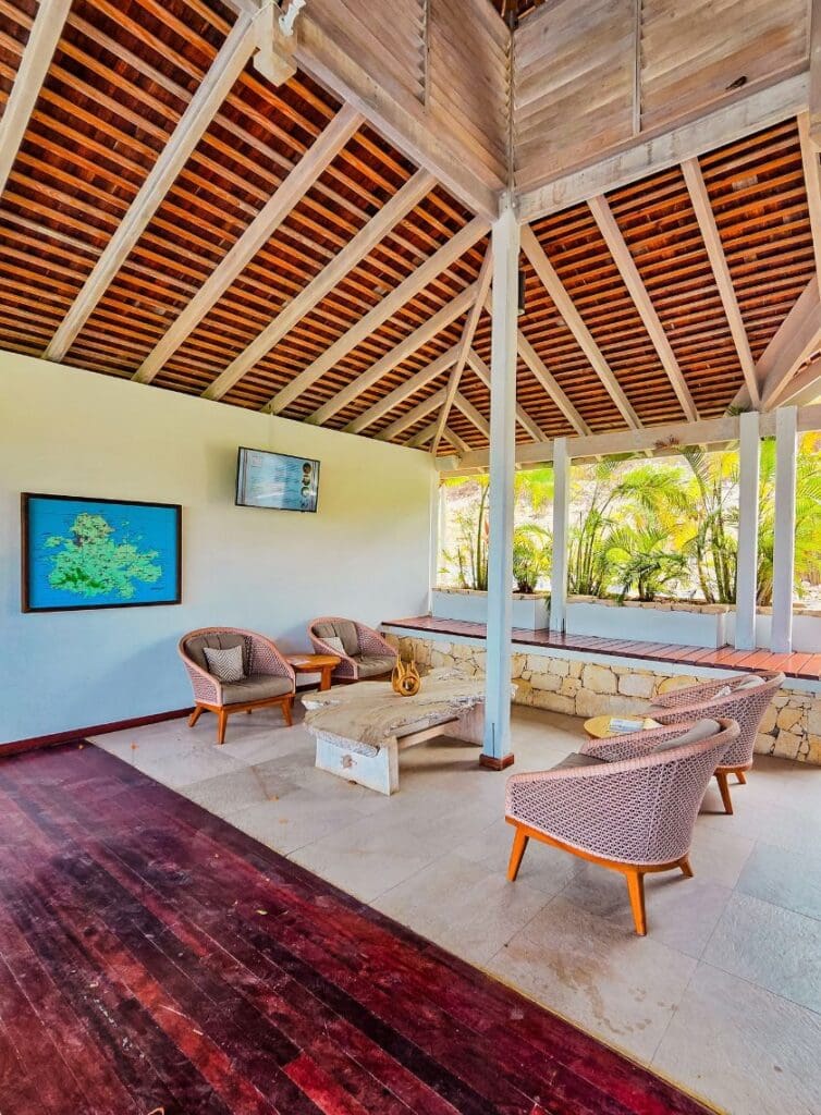 photo of sitting area in lobby at The Escape at Nonsuch Bay